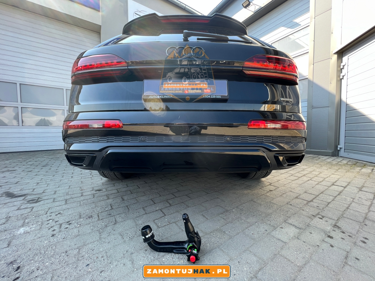 305437600001 zdjecie haka holowniczego o numerze 305437600001 przy samochodzie do ktorego mozna go zamontowac jest to audi q7 4m0 2023 